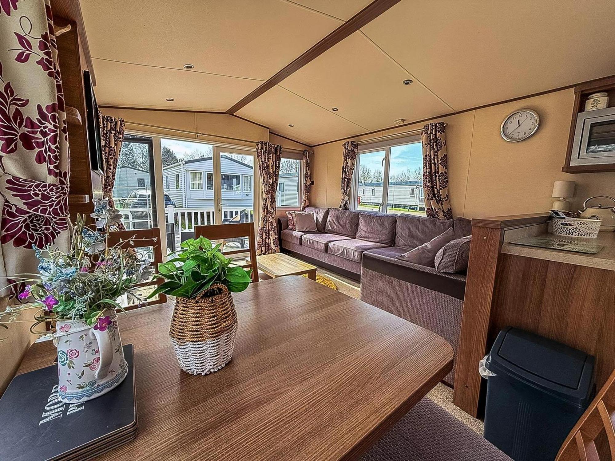 Gorgeous 6 Berth Caravan With Decking And Wi-Fi At Broadland Sands Ref 20377Bs Hopton on Sea Exterior foto